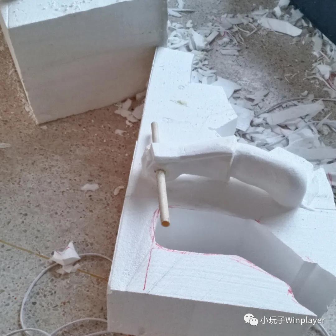手臂的線條 流暢而細致